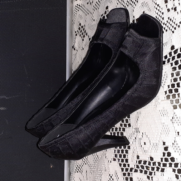CB Collections Satin Heels Size 8M - Picture 1 of 5